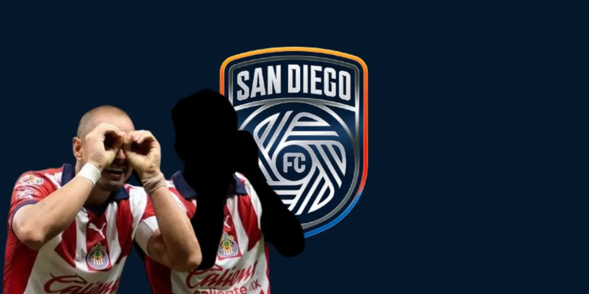 Javier Hernández junto a jugador incógnito de Chivas / FOTO AFP