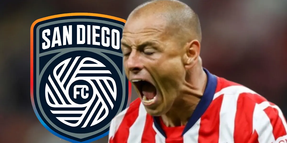 Javier Hernández junto al escudo del San Diego / FOTO MARCA