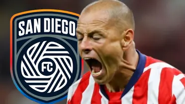 Javier Hernández junto al escudo del San Diego / FOTO MARCA