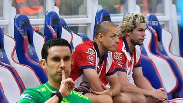 Javier Hernández sentado en la banca y César Ramos con gesto de callar/ Foto SDP Noticias.