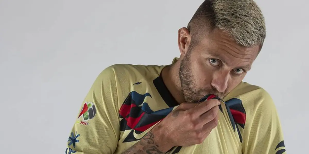 Jérémy Ménez besando el escudo del América. Foto: Marca