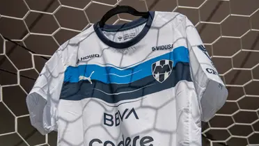 Jersey colgado en arco. Foto: Rayados