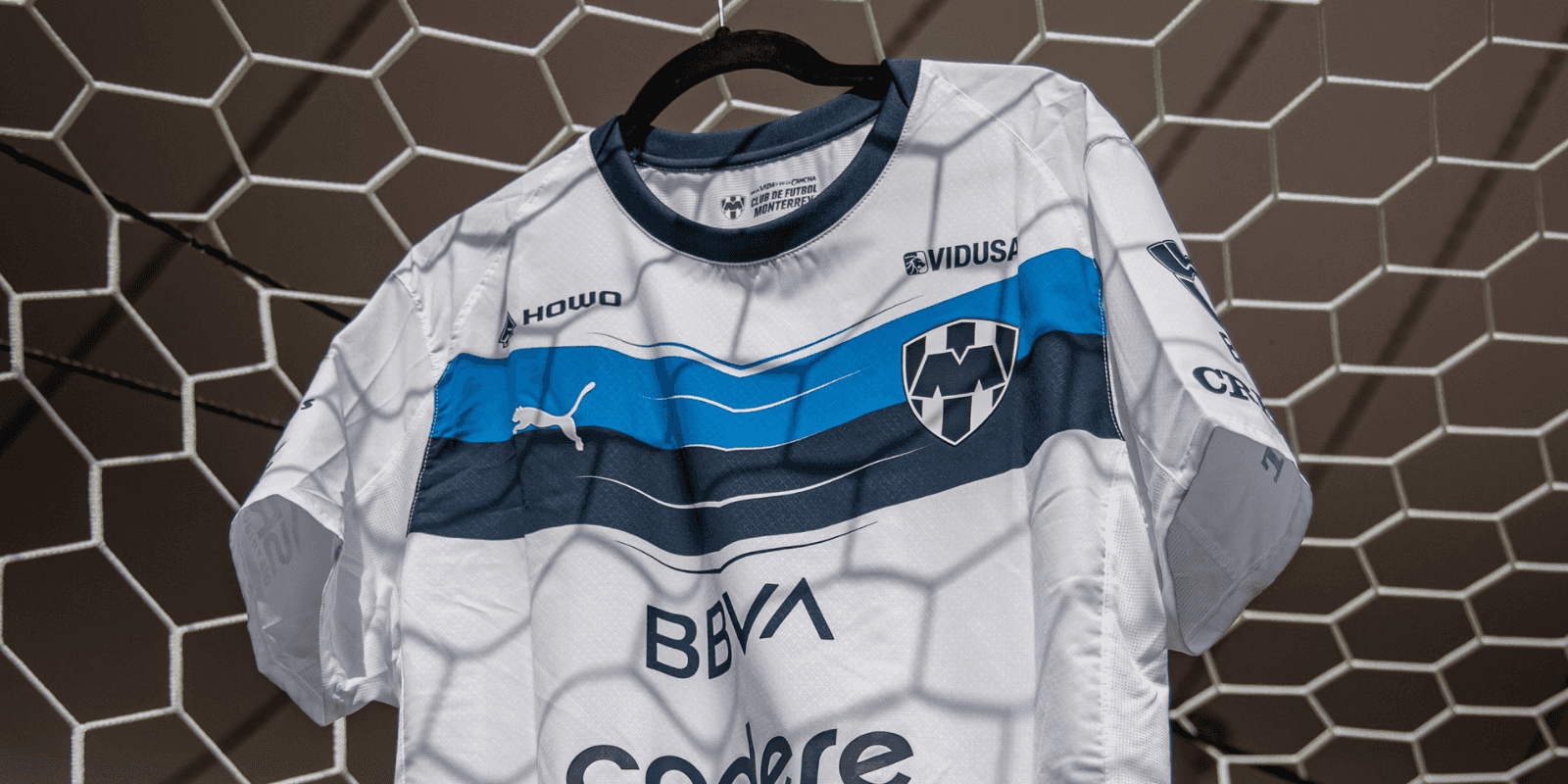 Jersey colgado en arco. Foto: Rayados
