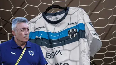 Jersey colgado, tomado de Rayados, con Torrent al frente