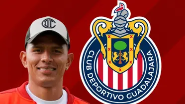 Jesús Gallardo junto al escudo de Chivas / FOTO JUAN FÚTBOL