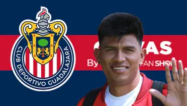 Jesús Gallardo junto al escudo de Chivas / FOTO TOLUCA FC