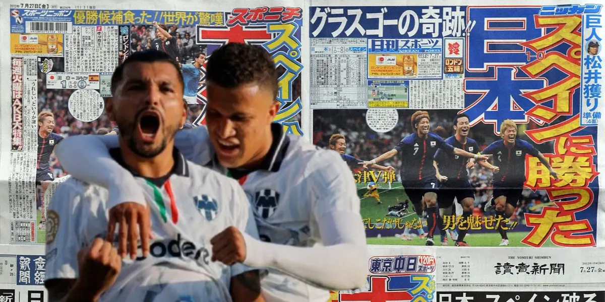 Jesús Manuel Corona y Nelson Deossa junto a diarios japoneses / FOTO CLARO SPORTS