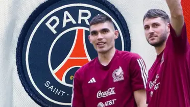 Johan Vásquez y Santiago Giménez junto al escudo de PSG / FOTO RÉCORD
