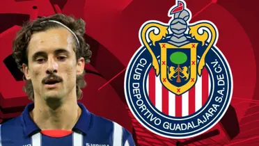 Jordi Cortizo junto al escudo de Chivas / FOTO JAM MEDIA