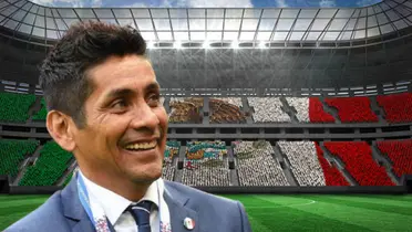 Jorge Campos junto a bandera mexicana / FOTO SPORTS MEDIA