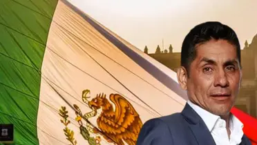 Jorge Campos junto a la bandera de México / FOTO SOY FÚTBOL