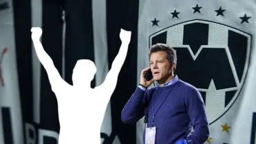José Antonio Noriega al teléfono y silueta de Ricardo Chávez/ Foto Rayados.