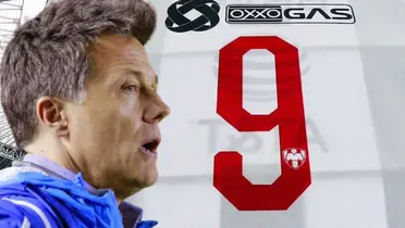 José Antonio Noriega junto a jersey de Rayados / FOTO ABC NOTICIAS