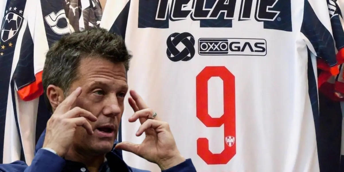 José Antonio Noriega junto a jersey de Rayados / FOTO MARCA