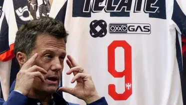 José Antonio Noriega junto a jersey de Rayados / FOTO MARCA