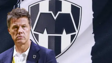 José Antonio Noriega junto al escudo de Rayados / FOTO ABC DEPORTES
