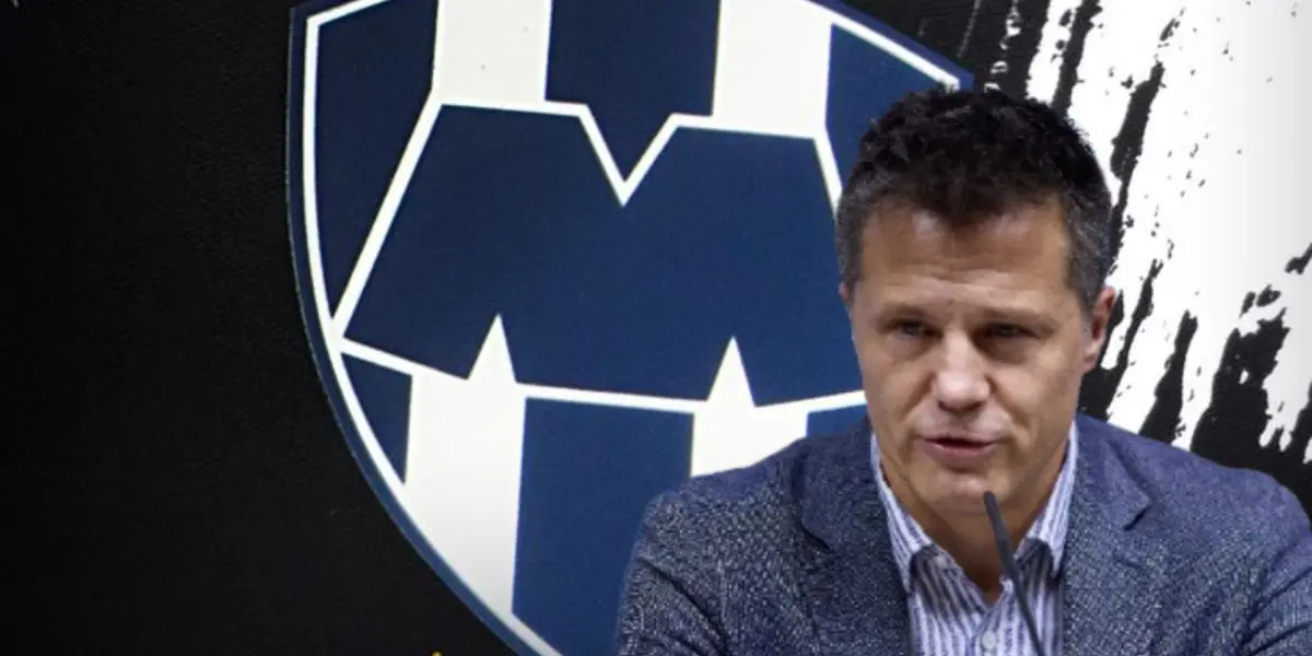 José Antonio Noriega junto al escudo de Rayados / FOTO ESTO