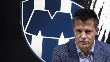 José Antonio Noriega junto al escudo de Rayados / FOTO ESTO