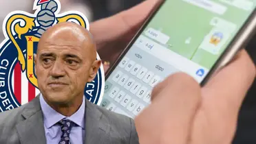 José Luis Sánchez Solá junto al escudo de Chivas / FOTO ELORBE