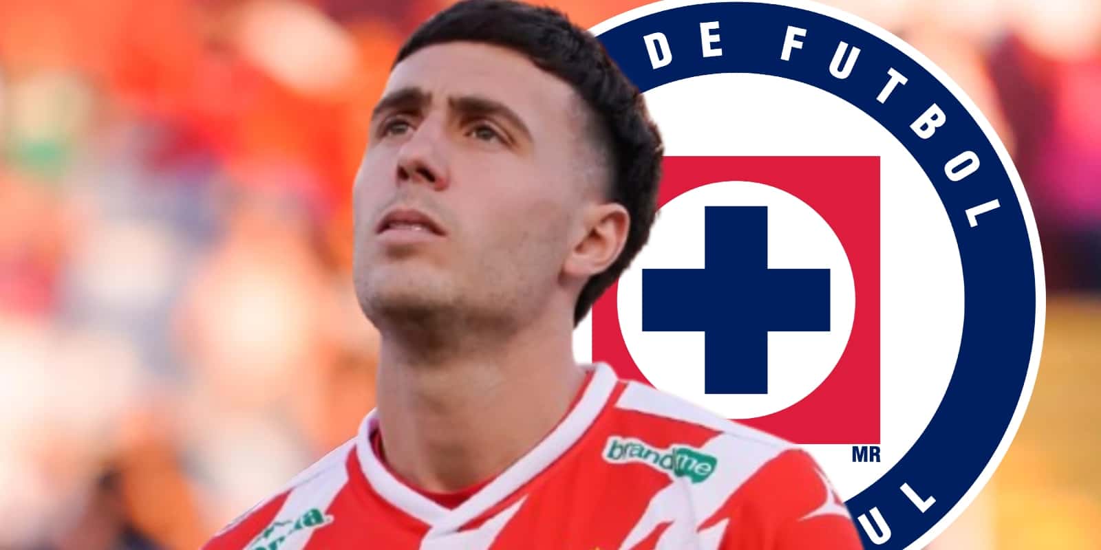 José Paradela junto al escudo de Cruz Azul / FOTO FUTBOL TOTAL