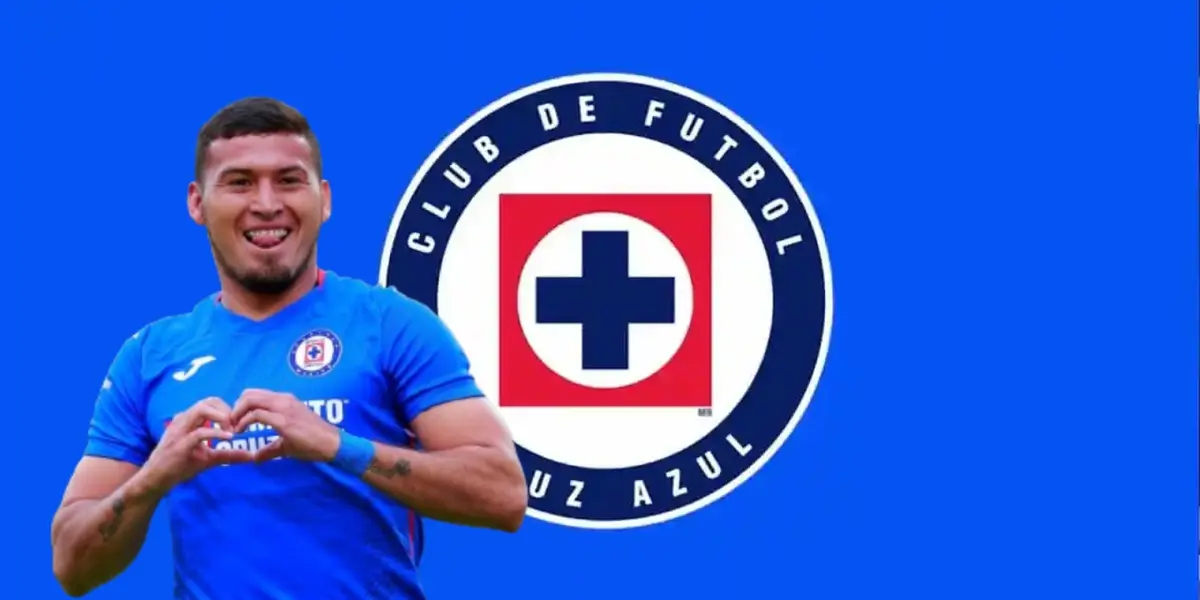 Juan Escobar junto al escudo de Cruz Azul / FOTO GETTY IMAGES