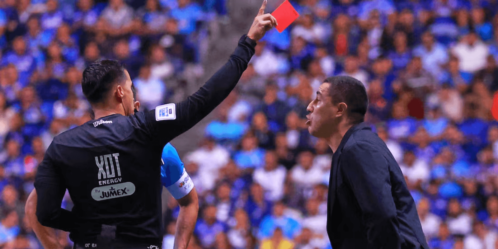 Juárez siendo expulsado. Foto: El Universal