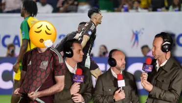 Jugador con el rostro tapado y comentaristas de Azteca/Foto Selección Nacional.