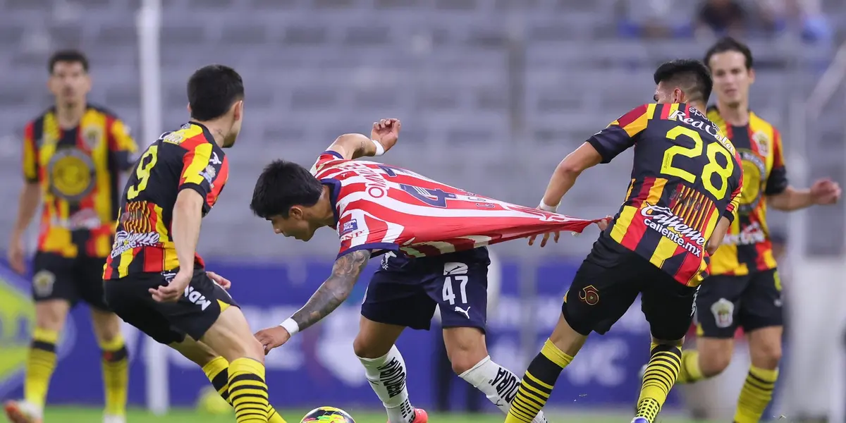 Jugador de Chivas y Leones en partido. Foto: Chivas