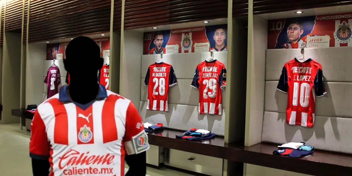 Jugador incógnito de Chivas en el vestidor / FOTO RÉCORD