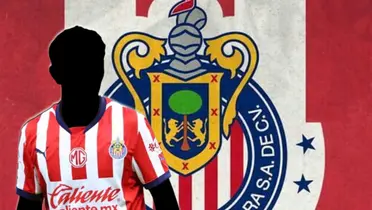 Jugador incógnito de Chivas junto al escudo del Rebaño Sagrado / FOTO EL UNIVERSAL