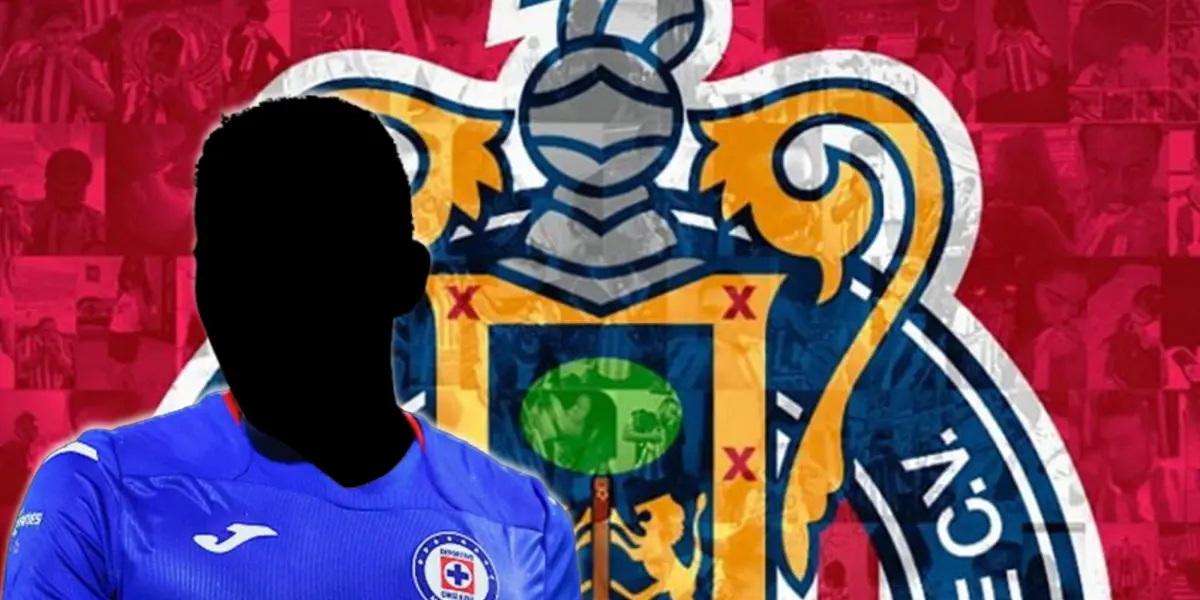 Jugador incógnito de Cruz Azul junto al escudo de Chivas / FOTO FÚTBOL TOTAL