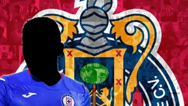Jugador incógnito de Cruz Azul junto al escudo de Chivas / FOTO FÚTBOL TOTAL