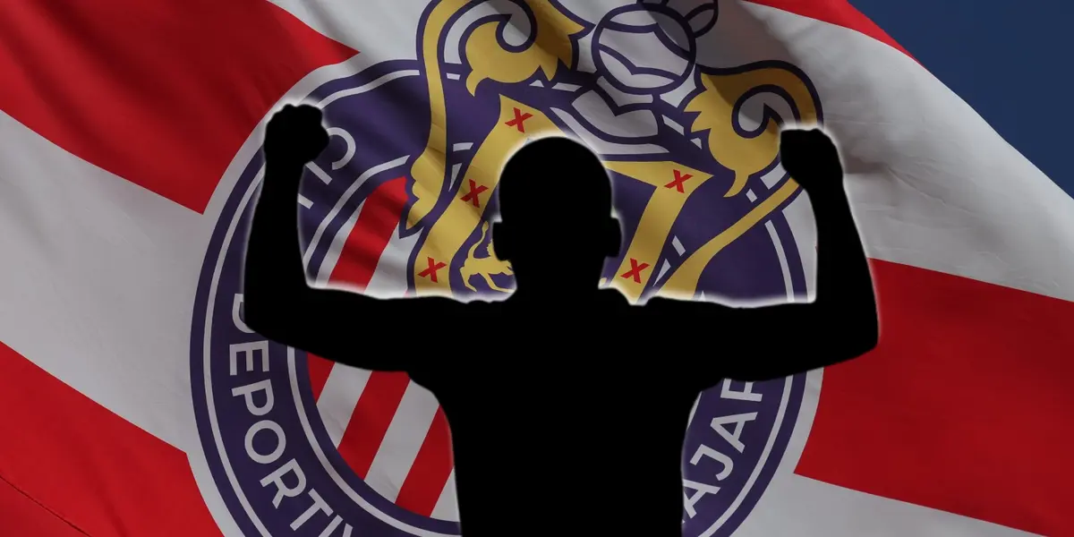 Jugador incógnito junto a bandera de Chivas / FOTO RÉCORD