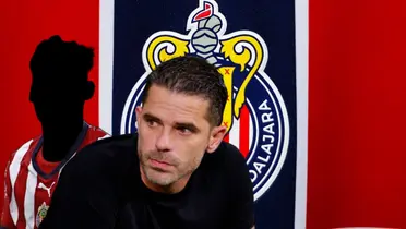 Jugador incógnito junto a Fernando Gago