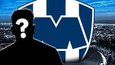 Jugador incógnito junto al escudo de Rayados / FOTO JUAN FÚTBOL