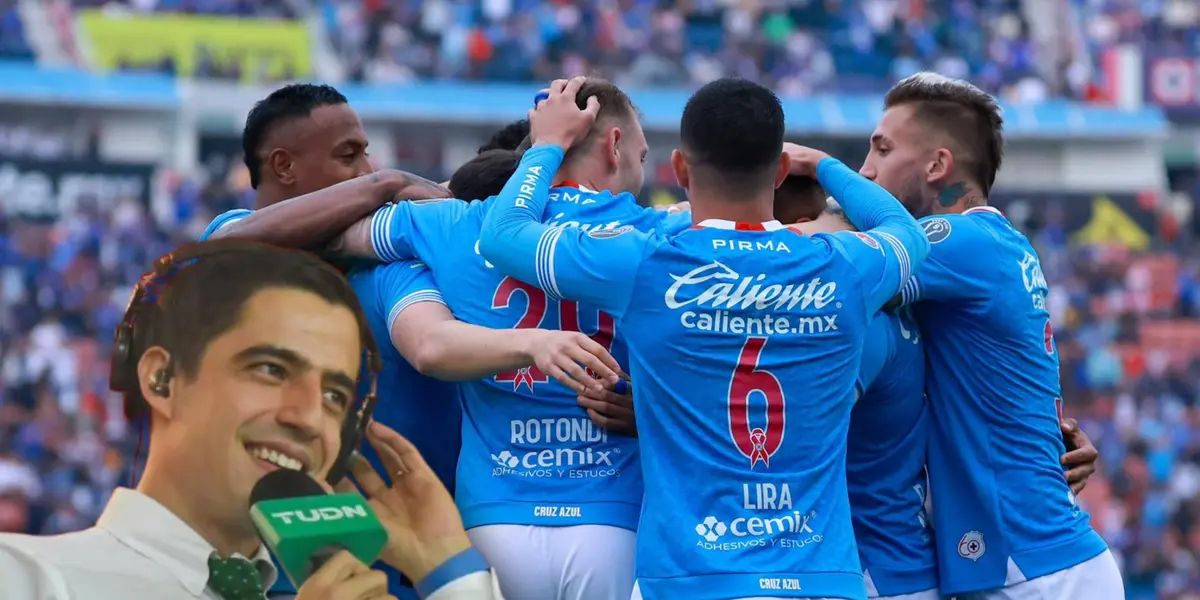 Jugadores celebrando y abrazados, a su lado Andrés Vaca/ Foto Cruz Azul.