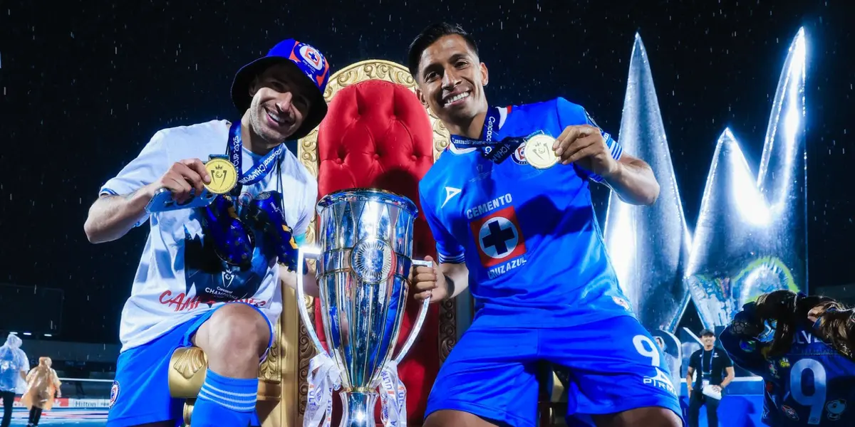 Jugadores con el título. Foto: Cruz Azul