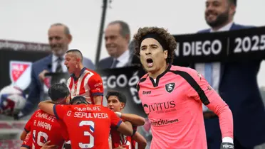 Jugadores de Chivas celebrando y Guillermo Ochoa gritando/ Foto Claro Sports.