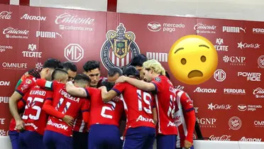 Jugadores de Chivas en sala de prensa y emoji sorprendido/ Foto Quiero tv.