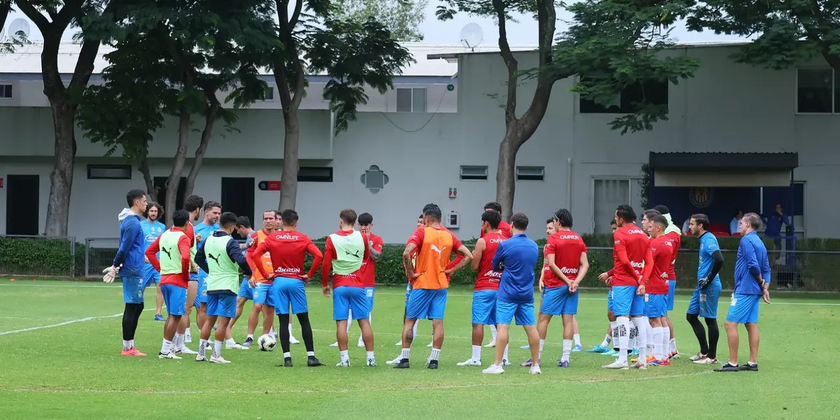 Jugadores de Chivas entrenando. Foto: Chivas