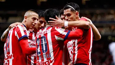 Jugadores de Chivas festejando / FOTO TV AZTECA