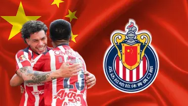 Jugadores de Chivas junto a la bandera de China / FOTO MEDIOTIEMPO