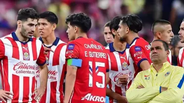 Jugadores de Chivas reunidos en campo. Foto; Bolavip