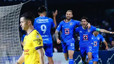 Jugadores de Cruz Azul celebrando y Álvaro Fidalgo a un lado/ Foto CONCACAF.