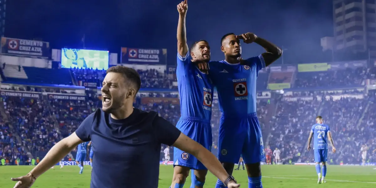 Jugadores de Cruz Azul celebrando y Martín Anselmi/ Foto Atmósfera Deportiva.
