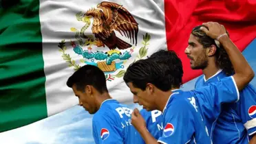 Jugadores de Cruz Azul junto a la bandera de México / FOTO ESPN