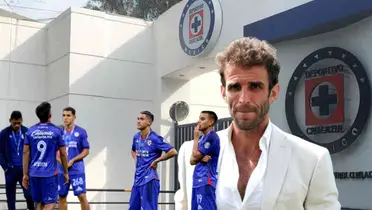 Jugadores de Cruz Azul tristes e Iván Alonso/ Foto Fútbol Total.