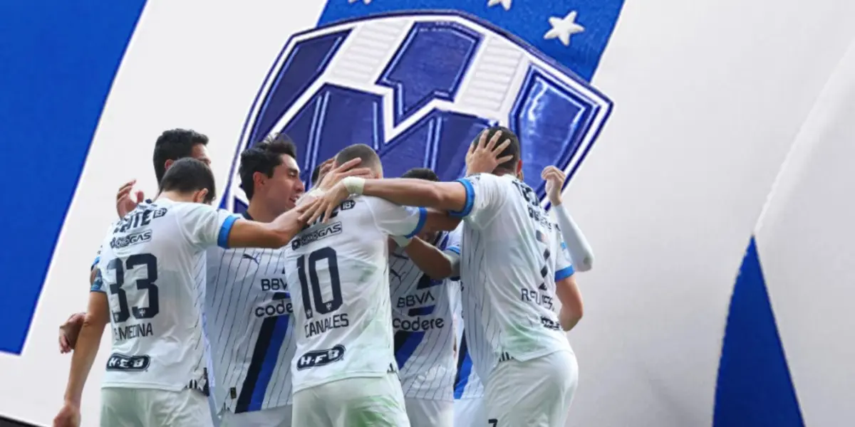 Jugadores de Rayados junto a jerseys del club / FOTO 90 MIN