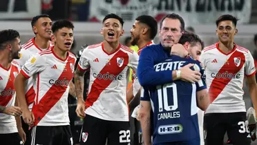 Jugadores de River Plate y Sergio Canales abrazado/Foto La Opinión.
