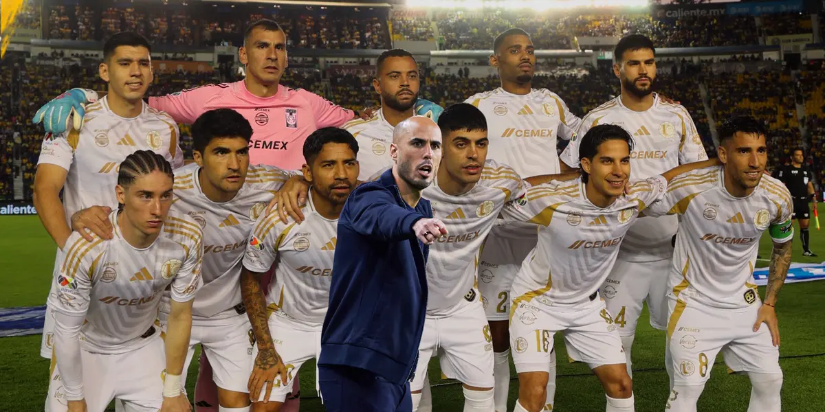 Jugadores de Tigres de fondo. Foto; Tigres